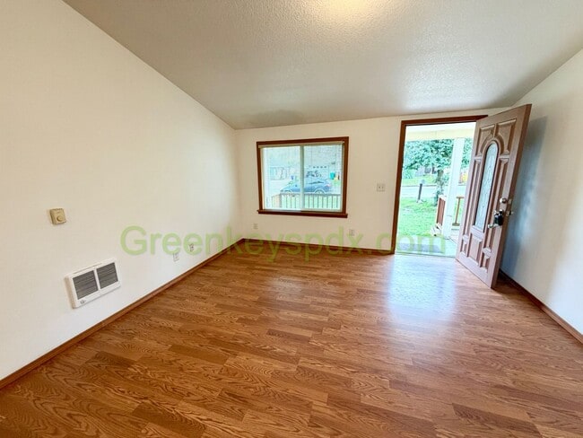 Building Photo - Awesome Mid-Century Classic 3-Bedroom House in NE Portland - $150 OFF FIRST MONTH
