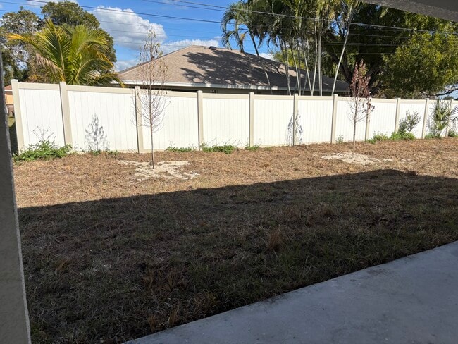 Building Photo - 1045 SE 11th Terrace