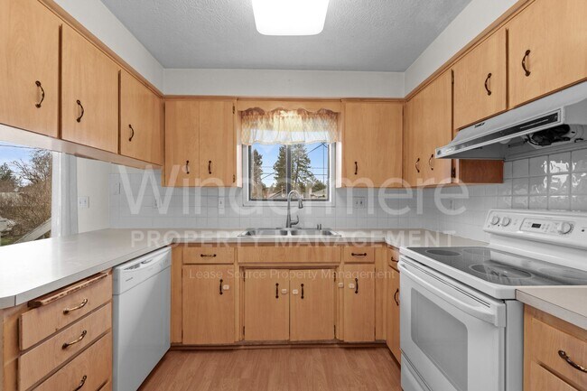 Building Photo - Beautiful Family Home ! Spring Special !! 50% Off first months rent.