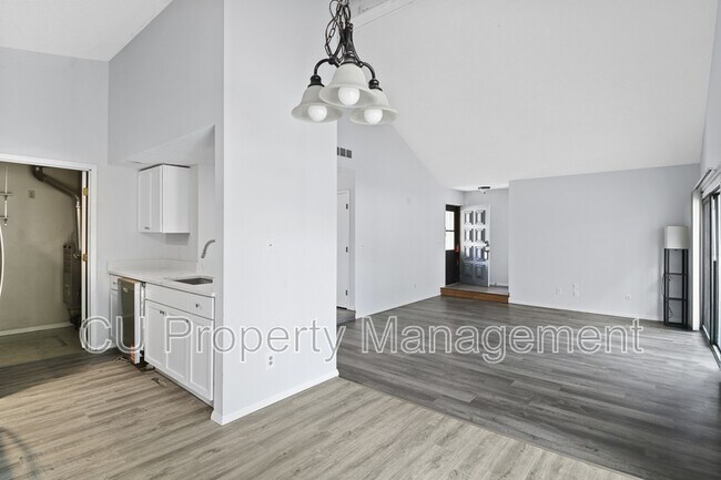 Building Photo - 2302A Melrose Dr