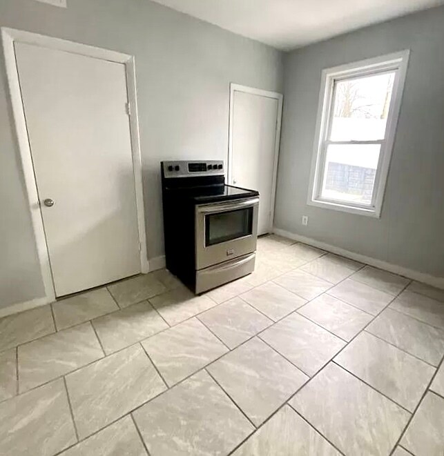 Building Photo - 329 Plainfield St