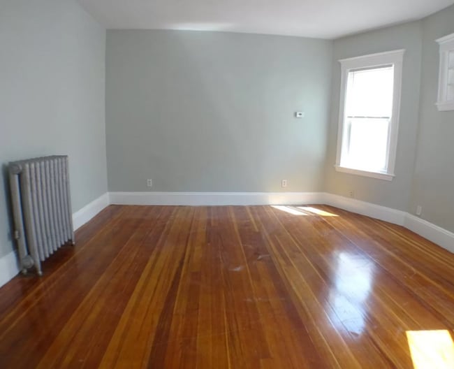 Building Photo - 102 Saxton St