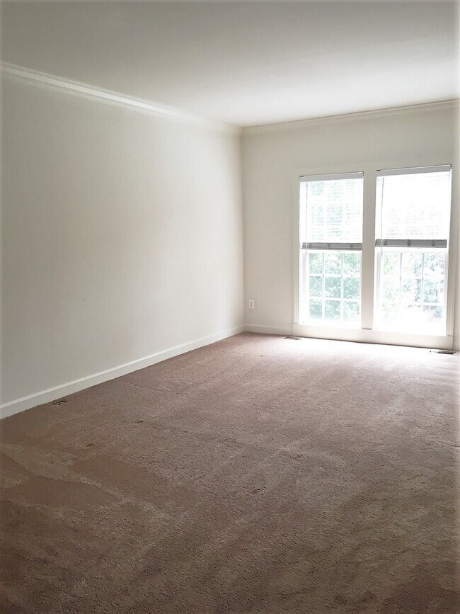 Building Photo - Spacious Townhouse in the City!