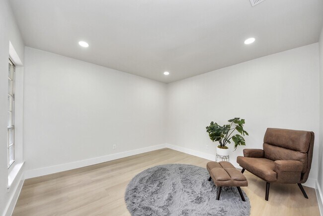 Building Photo - 26206 Maplewood Dr