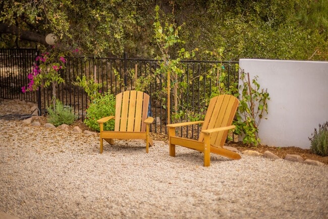 Building Photo - Ojai hideaway!