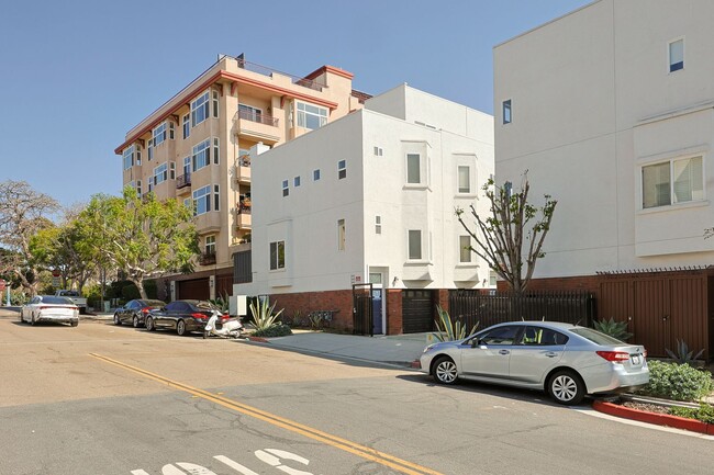 Building Photo - 2 Bed / 2.5 Bath Condo – Walk to Balboa Park!
