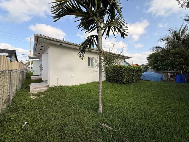 Building Photo - 3027 NW 23rd Ave