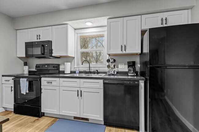Building Photo - Great furnished month to month rental near...