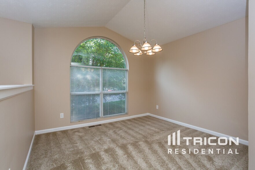 Building Photo - 5795 Wellborn Oaks Ct