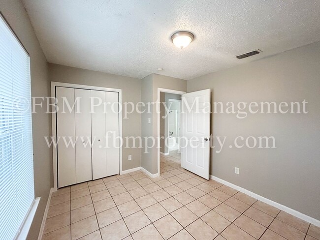 Building Photo - 3224 W 8th Ave