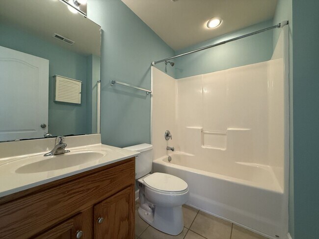 Building Photo - 3 Bedroom in Huntersville with Fenced Back...