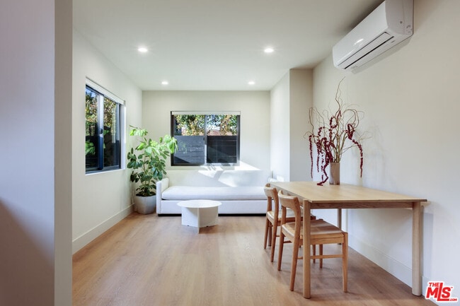 Building Photo - 859 N Mansfield Ave