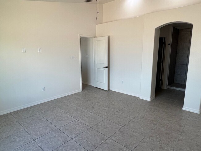 Building Photo - 3 Bedroom Split Floor Plan with 2 bathrooms