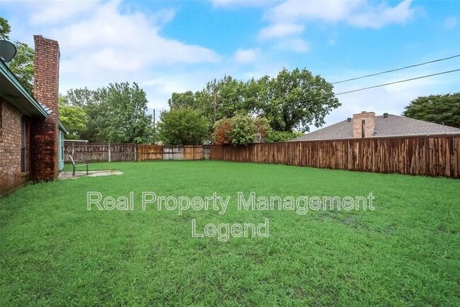 Building Photo - 617 Main St