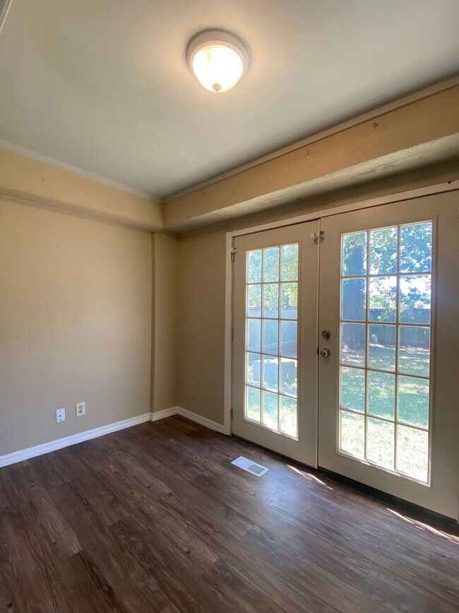 Building Photo - Spacious 4 Bedroom in South Tulsa