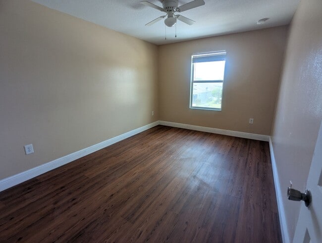 Building Photo - FOR RENT 4 Bedroom 2 1/2  Bath with Den/Office/5th bedroom, Furry  friends Welcome!