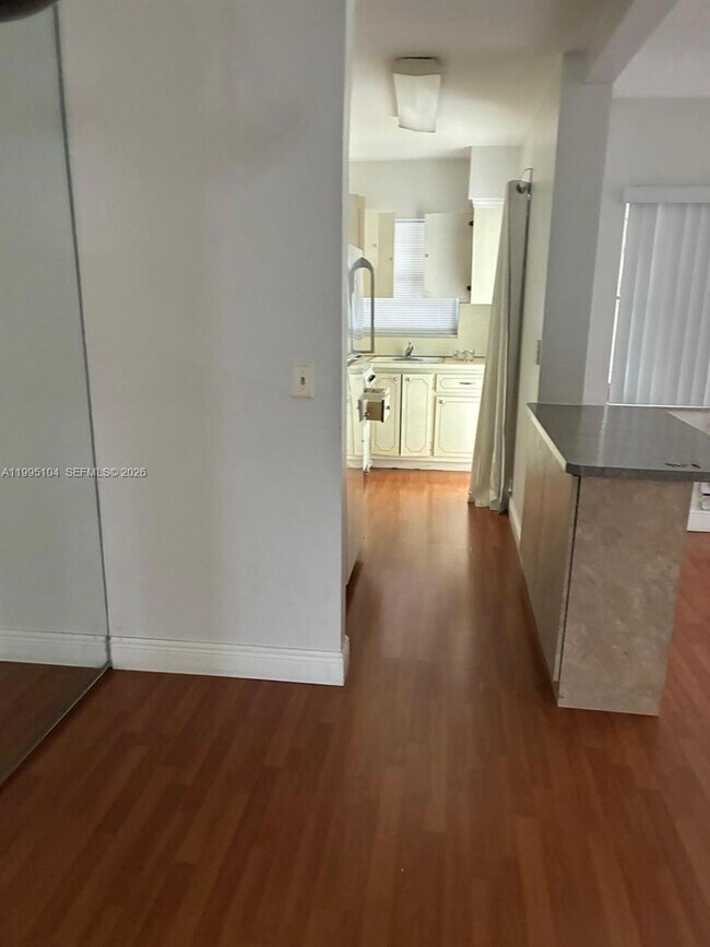 Building Photo - 141 NE 10th Ave