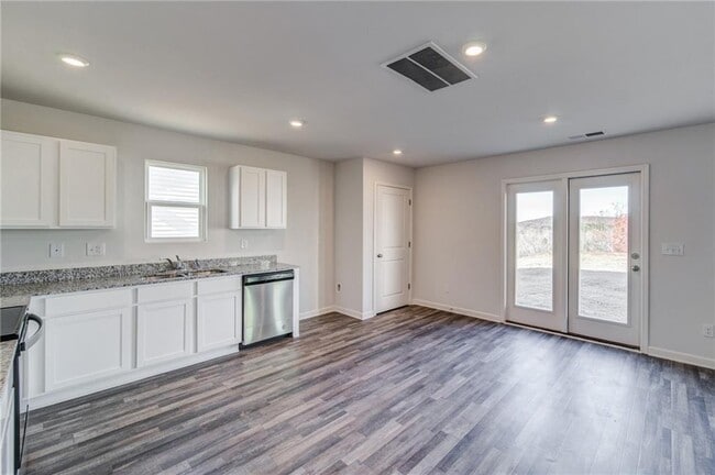 Building Photo - 300 Coverly Ct