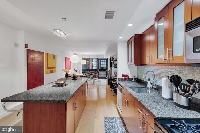 Building Photo - 912 F St NW