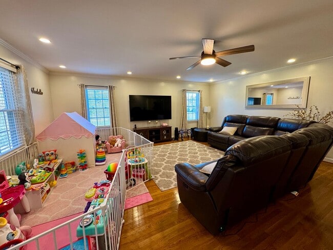 Building Photo - AVAILABLE TO SHOW!