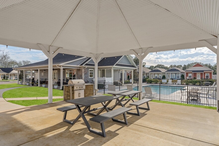 Building Photo - The Cottages Dothan