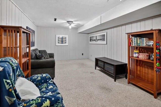Building Photo - 5216-5218 Shorecrest Dr