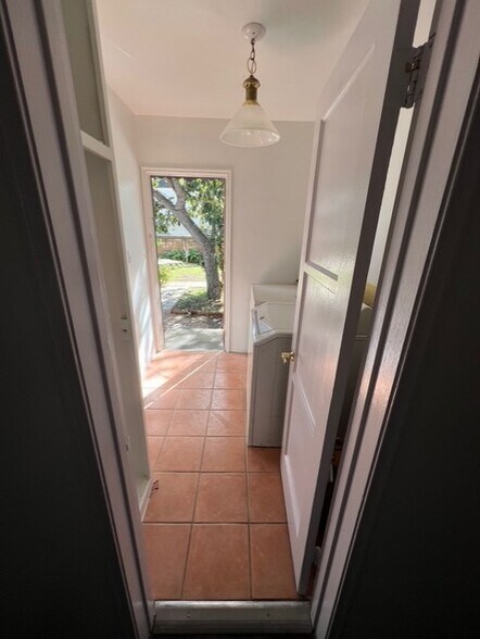 Building Photo - 10810 Camarillo St