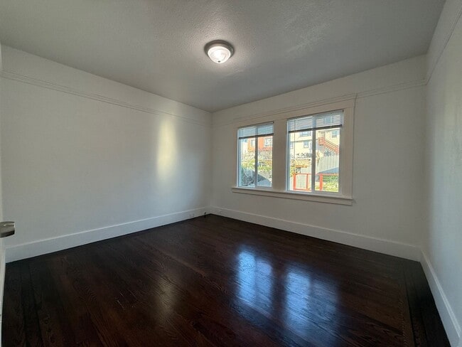 Building Photo - Spacious Home on a Quiet Cul-de-sac Near Little Hollywood