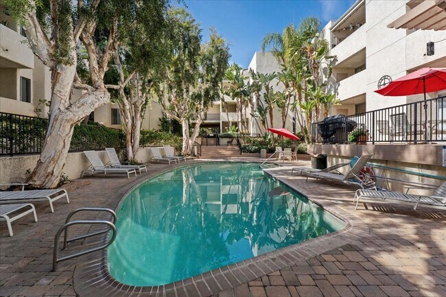 Building Photo - Bright Upper Level Encino Condo with Balcony, Fireplace, and Resort-Style Pool