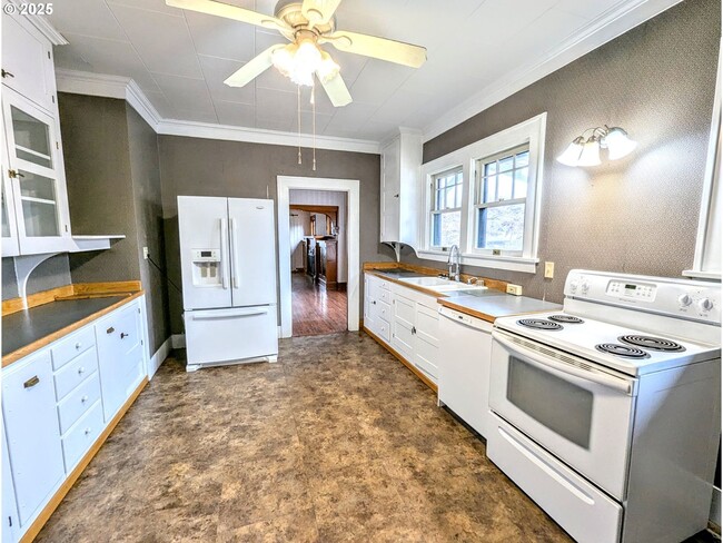 Building Photo - Craftsman style custom home in downtown La Grande