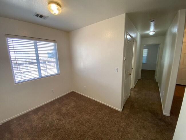 Building Photo - 3848 E Oak Ave