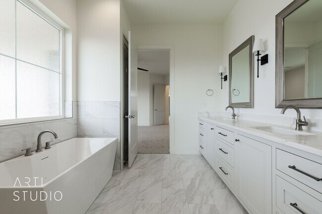 Building Photo - Beautiful Fully Furnished 3 bedroom, 2.5 B...