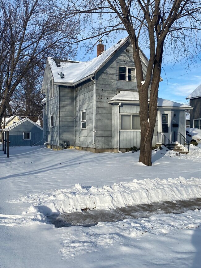 Building Photo - 420 W College St