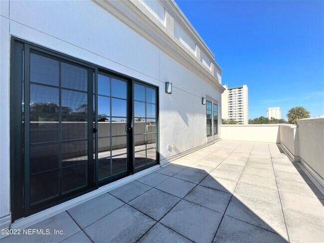 Building Photo - 1661 Riverside Ave