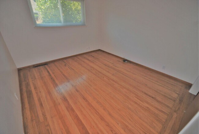 Building Photo - 94-98 Amherst Av.