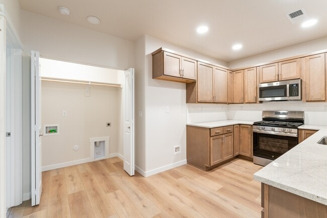 Building Photo - 2046 E Cave Falls St