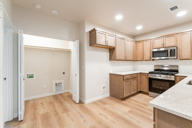 Building Photo - 2264 E Misty Fls St