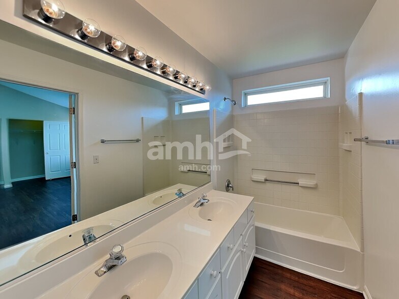 Building Photo - 2030 Brittany Bnd