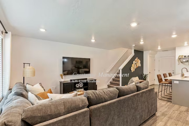 Building Photo - Beautifully Maintained Townhouse in a Prime Location