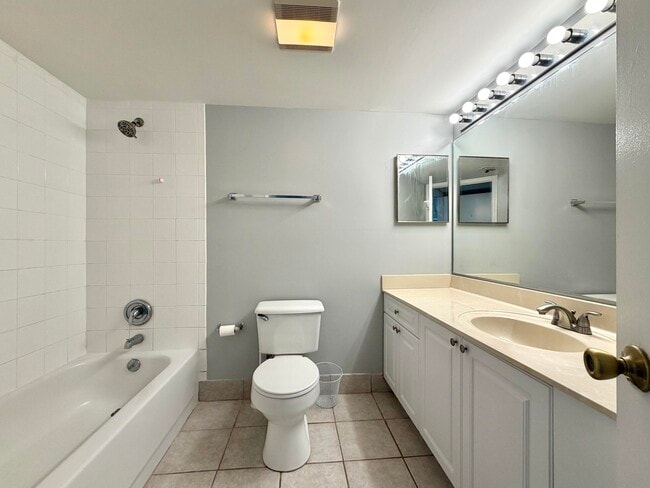 Building Photo - 1100 Crestwood Ct S