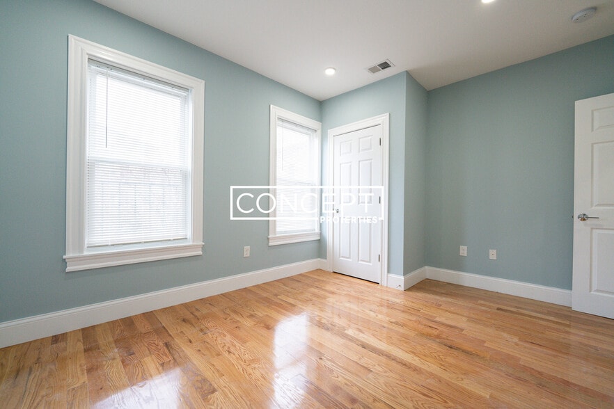 Building Photo - 372 Oxford St