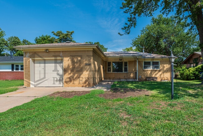 Building Photo - 1022 S Capri Ln