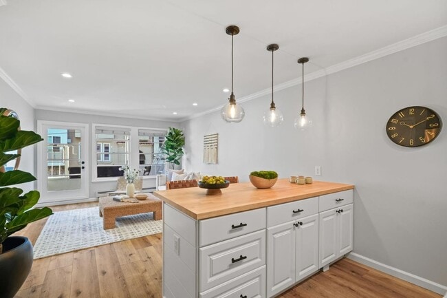 Building Photo - 1250 Clay St