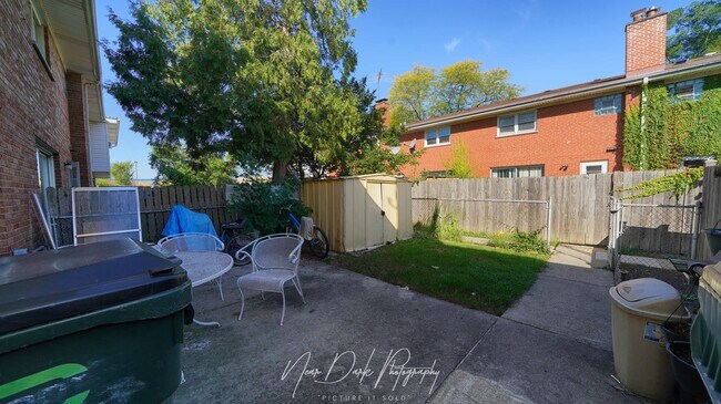Building Photo - 7913 N Nordica Ave