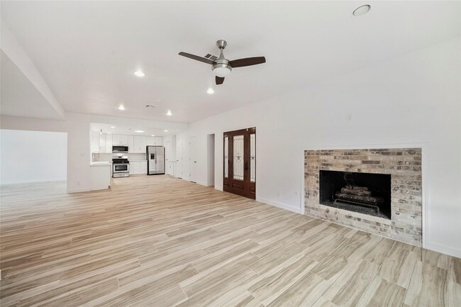 Building Photo - 914 Coachlight Dr