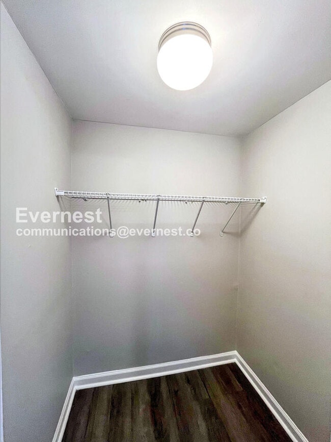 Building Photo - 2315 Oak Ct