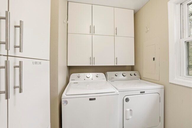 Building Photo - 7585 Skipper Ln