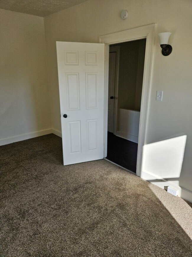 Building Photo - 758 W King St