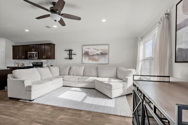 Building Photo - 8207 Amaryllis Ct