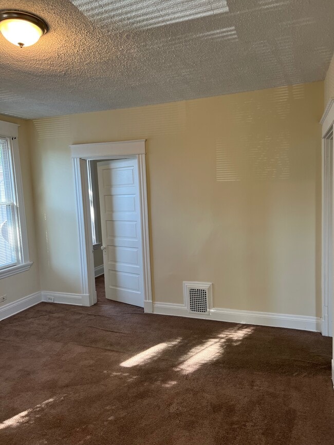 Building Photo - 905 Suire Ave